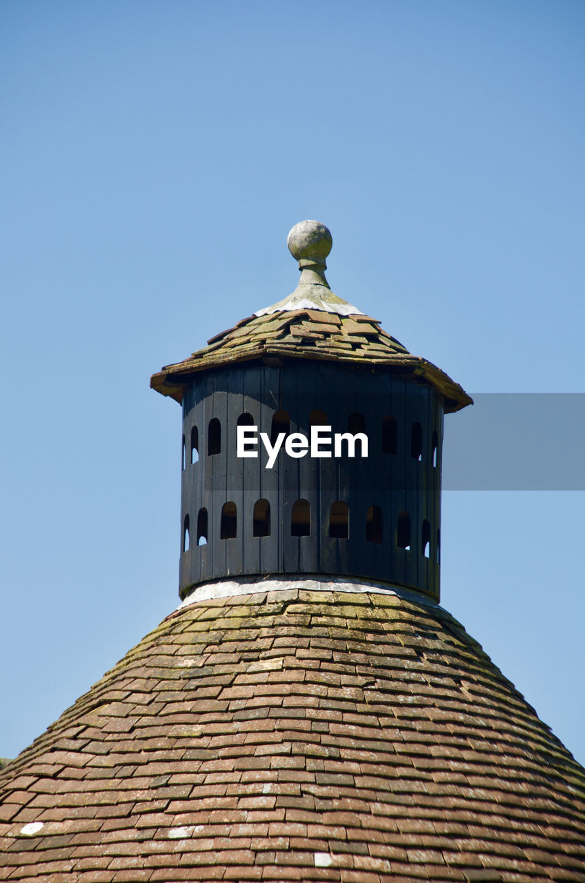 LOW ANGLE VIEW OF BUILDING AGAINST CLEAR SKY