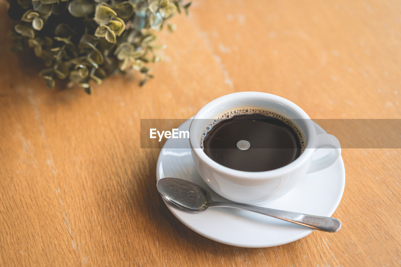 HIGH ANGLE VIEW OF COFFEE CUP AND TEA ON TABLE