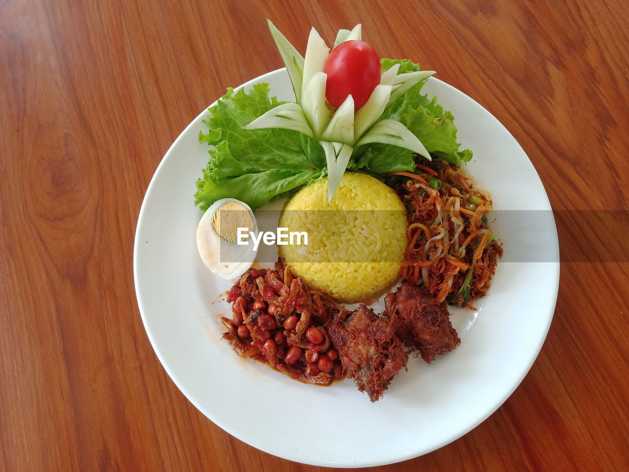 HIGH ANGLE VIEW OF FOOD SERVED IN PLATE