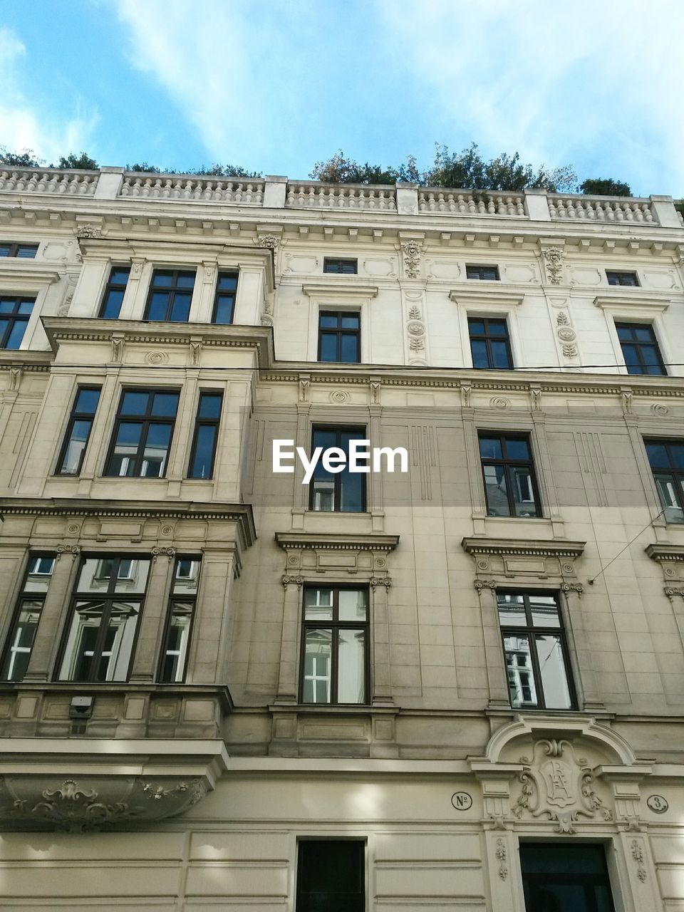 LOW ANGLE VIEW OF BUILDINGS AGAINST SKY