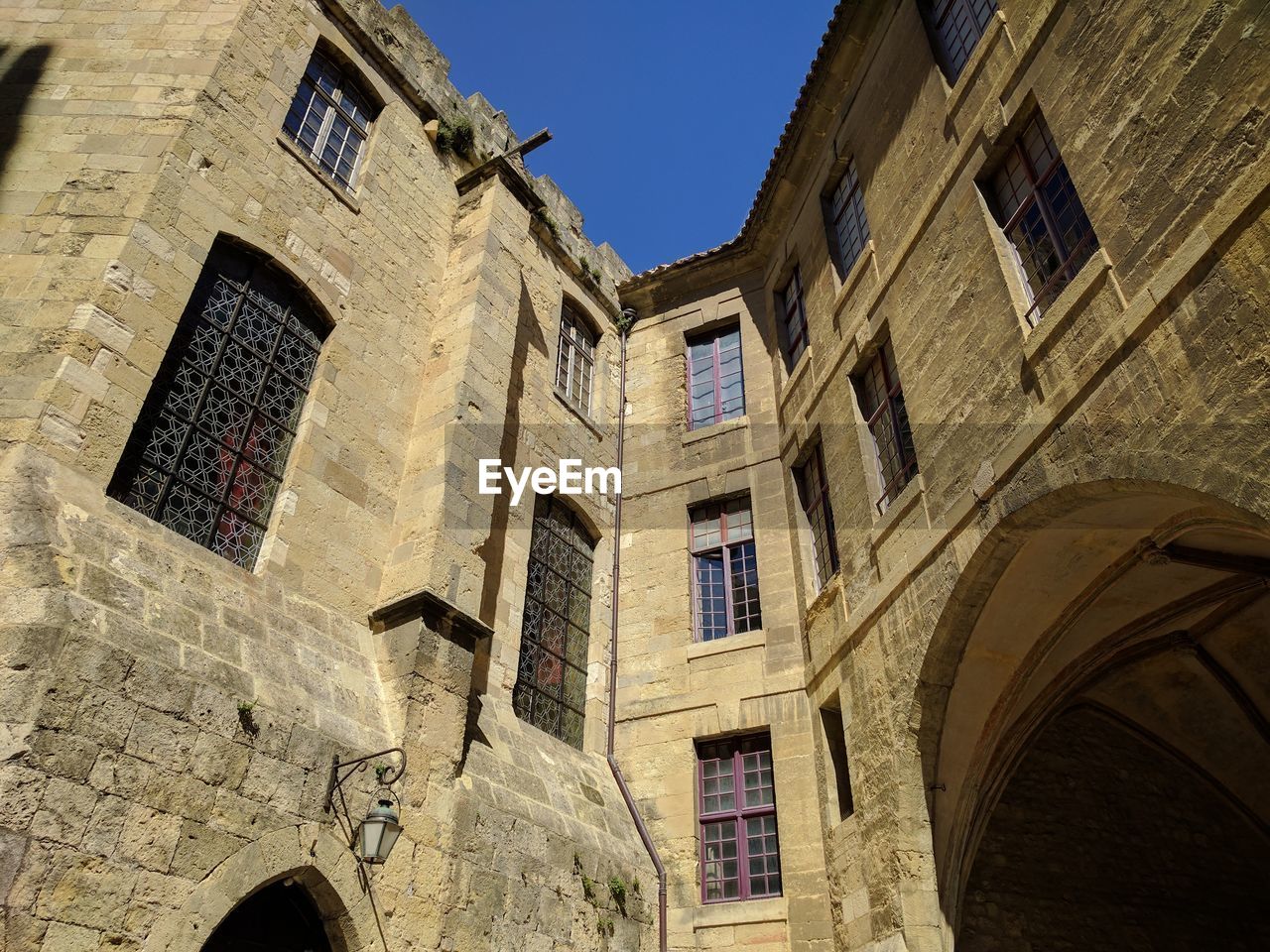 LOW ANGLE VIEW OF BUILDINGS AGAINST SKY