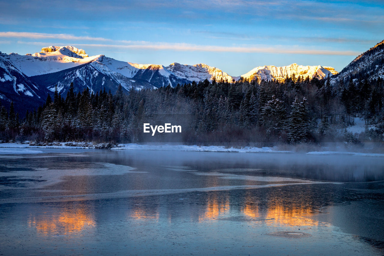 SCENIC VIEW OF LAKE BY SNOWCAPPED MOUNTAINS AGAINST SKY