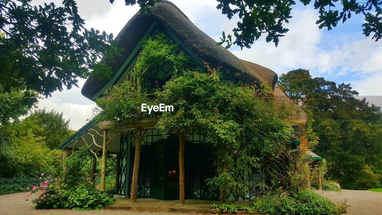 LOW ANGLE VIEW OF HOUSE AGAINST SKY