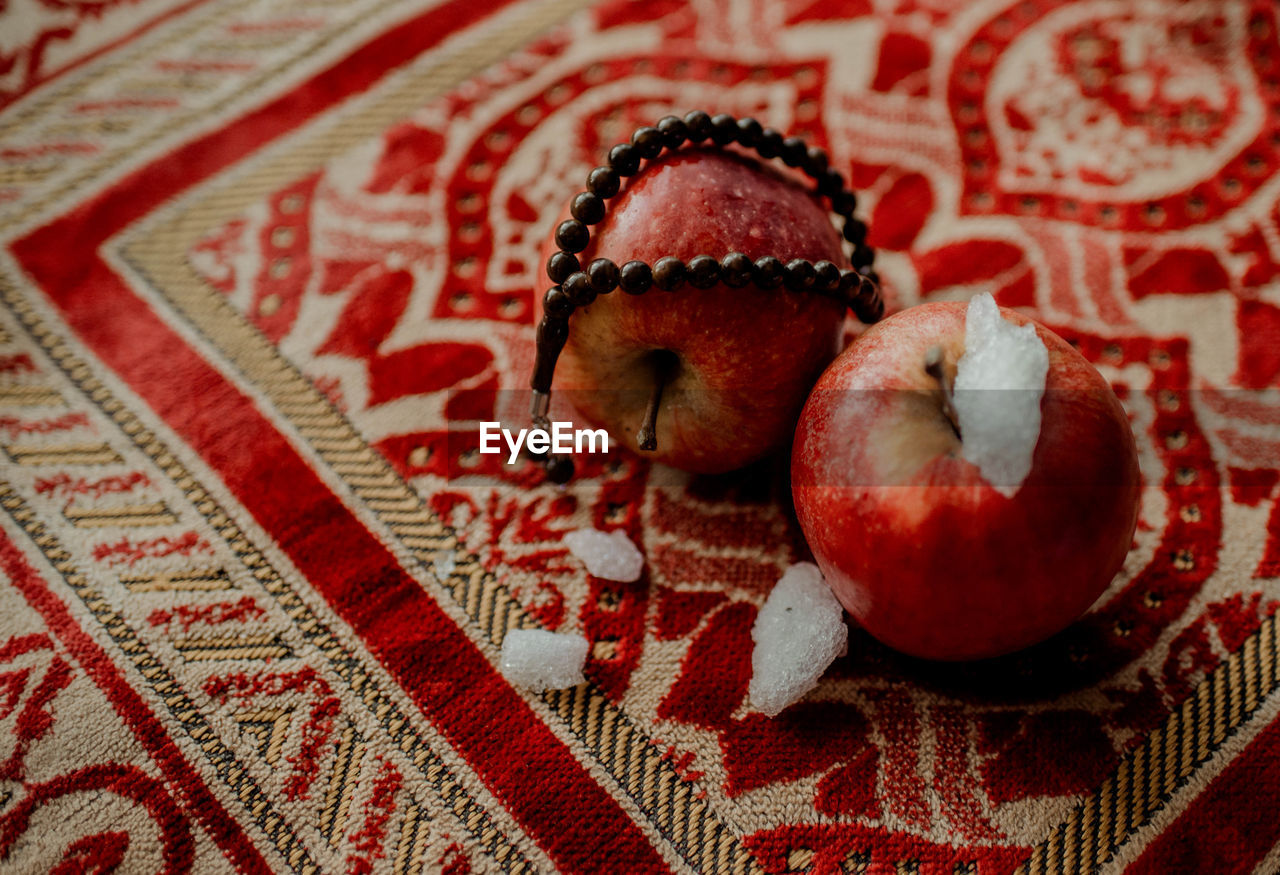 HIGH ANGLE VIEW OF APPLES ON CARPET AT HOME