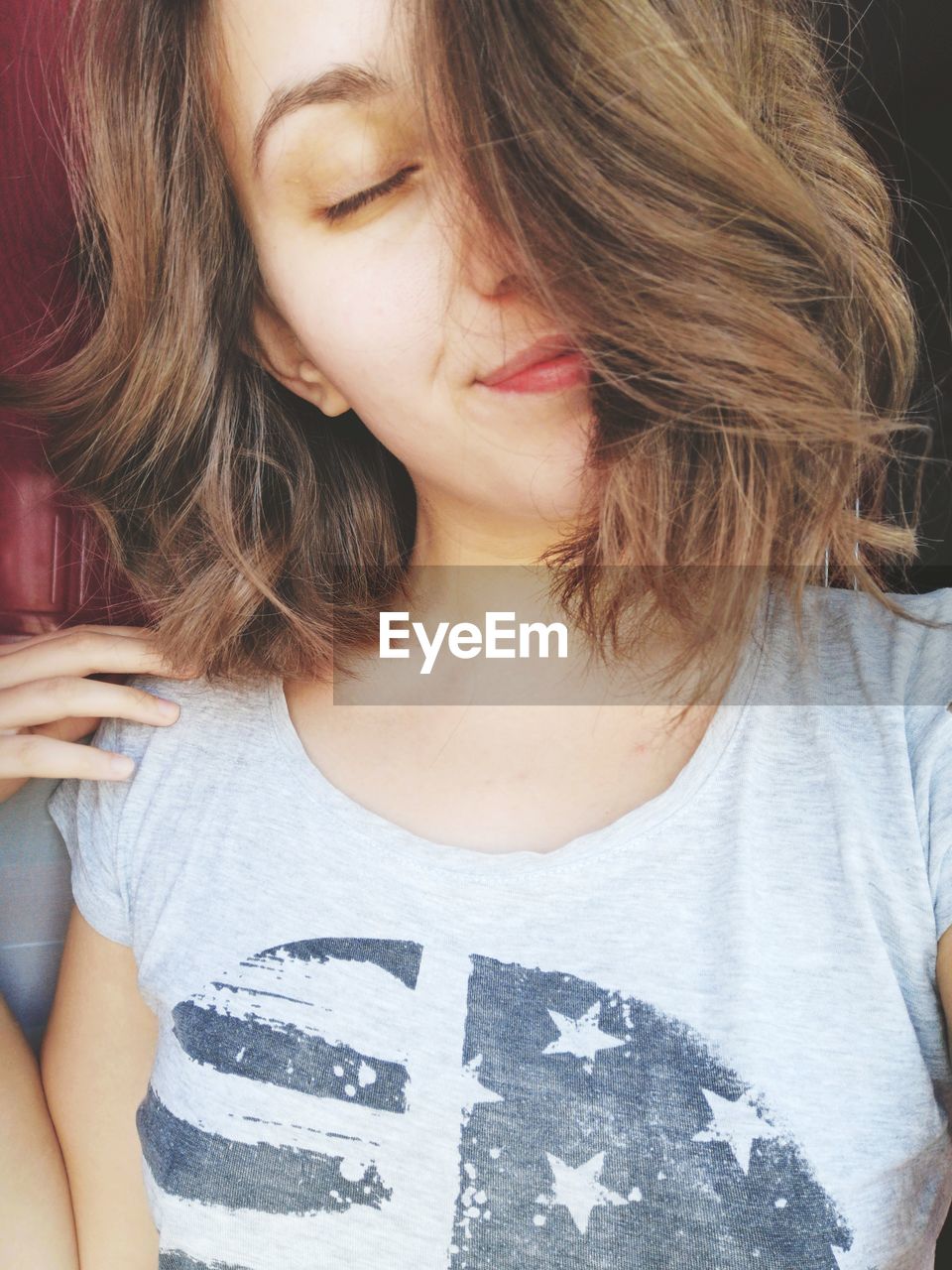 CLOSE-UP PORTRAIT OF A BEAUTIFUL YOUNG WOMAN WITH HAIR