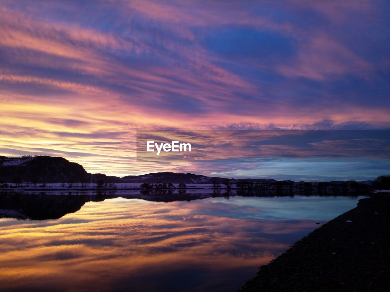 SCENIC VIEW OF LAKE AGAINST SKY DURING SUNSET