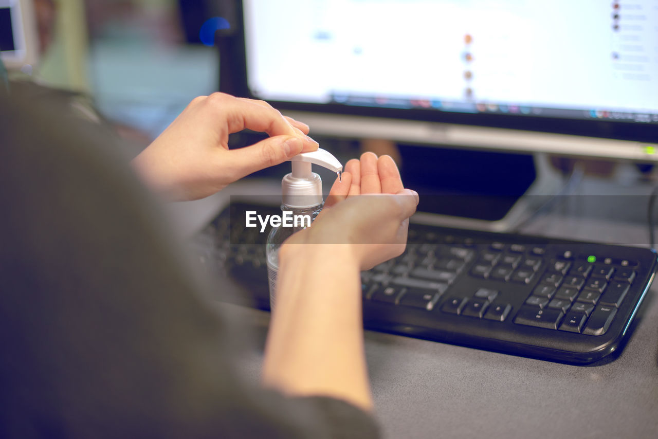 CLOSE-UP OF WOMAN HAND USING LAPTOP