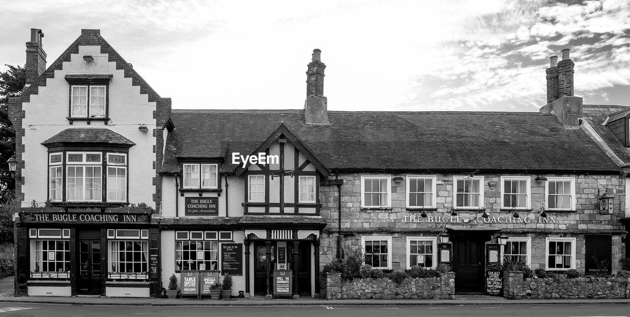 The bugle coaching inn against sky in city