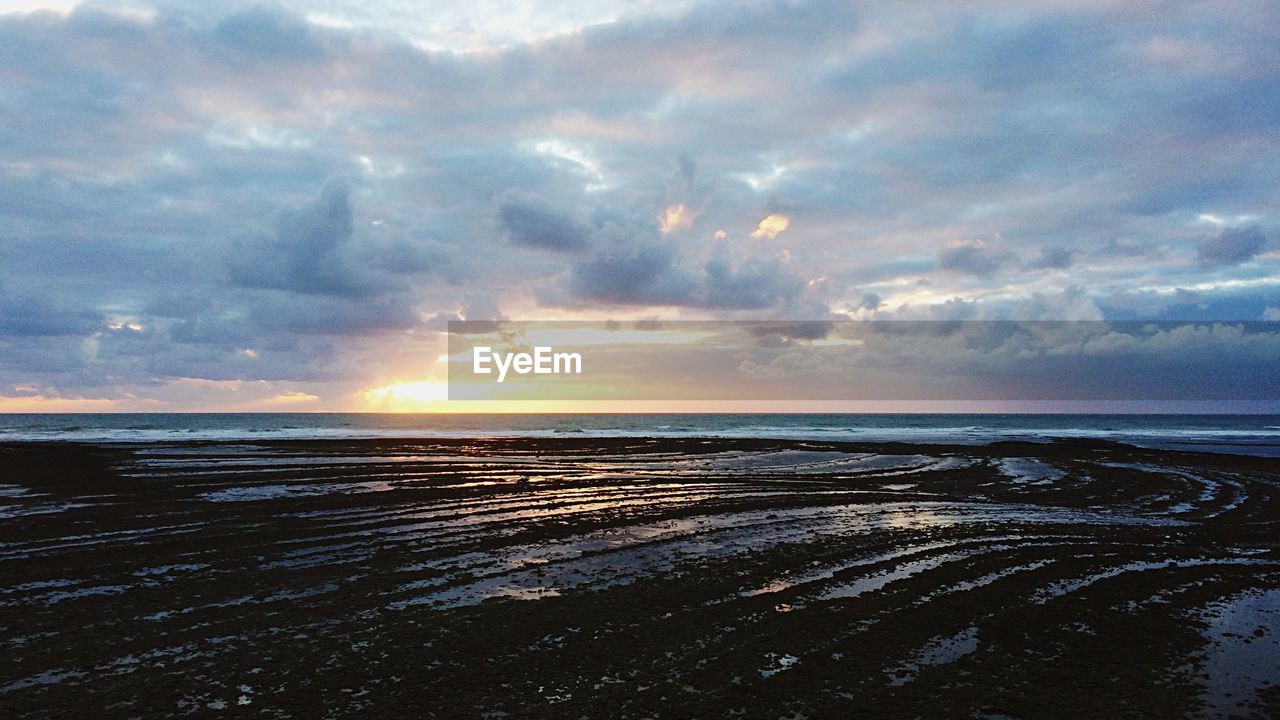 SCENIC VIEW OF SEA AGAINST SUNSET SKY