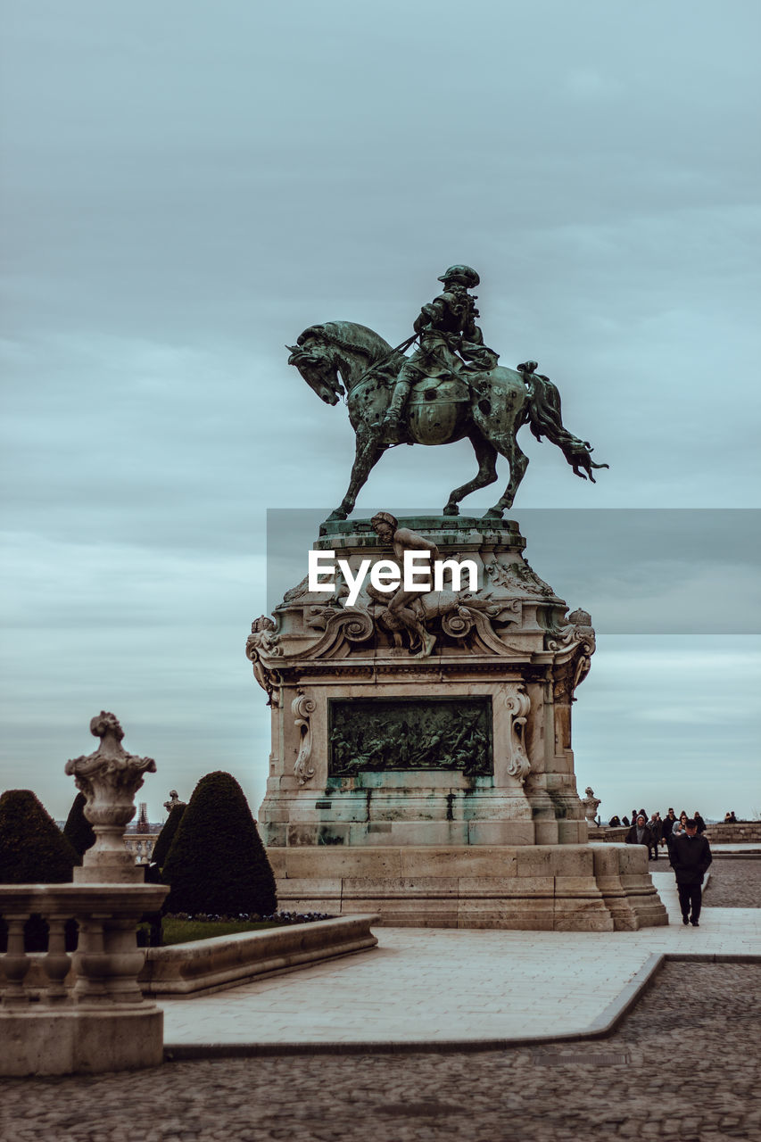 Statue of historical building against cloudy sky