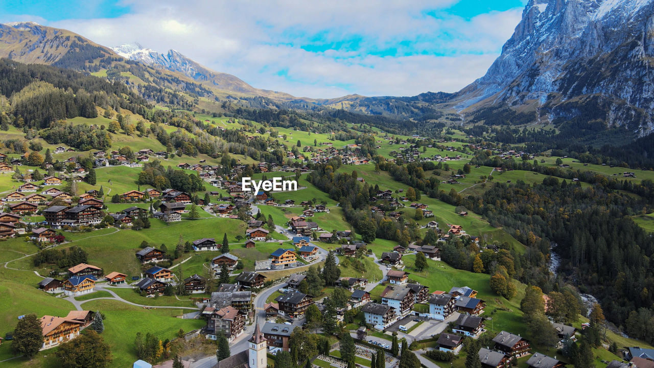 AERIAL VIEW OF GREEN LANDSCAPE AGAINST SKY