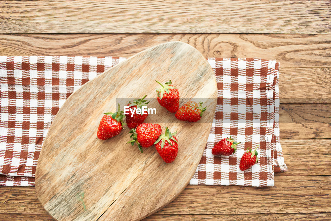 HIGH ANGLE VIEW OF FRUITS ON TABLE