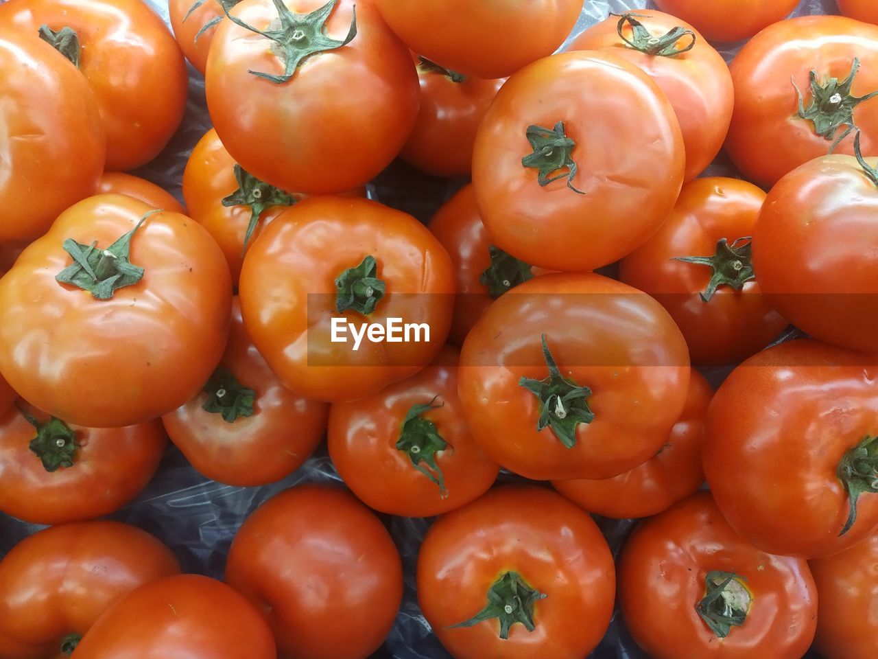 FULL FRAME SHOT OF TOMATOES IN MARKET