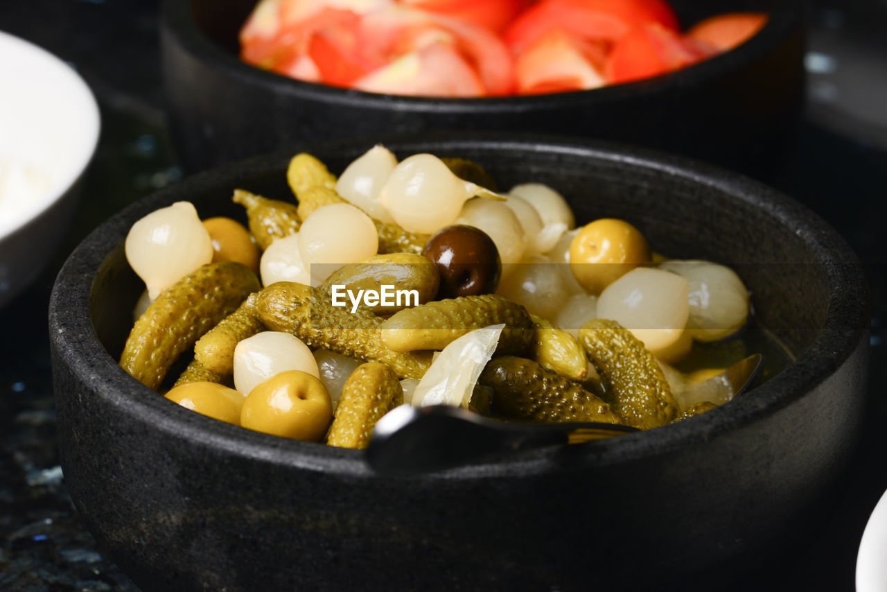 HIGH ANGLE VIEW OF FOOD IN CONTAINER ON TABLE