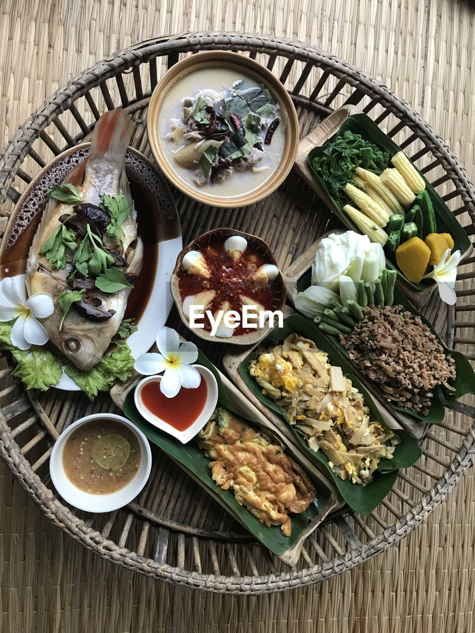 HIGH ANGLE VIEW OF FOOD IN CONTAINER ON TABLE