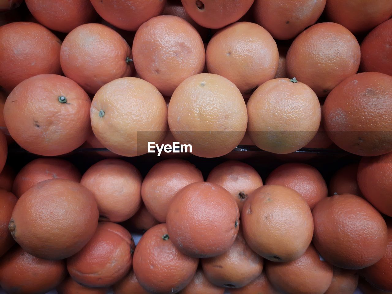 FULL FRAME SHOT OF ORANGES AT MARKET STALL