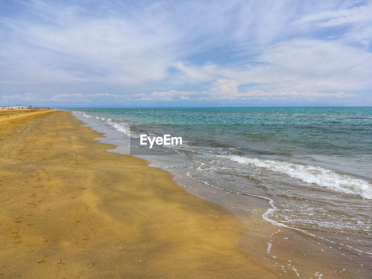 SCENIC VIEW OF SEA SHORE AGAINST SKY