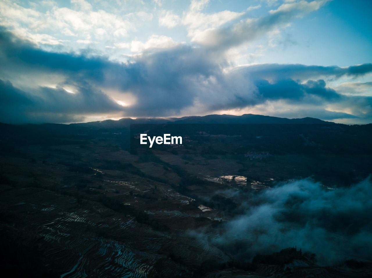 SCENIC VIEW OF DRAMATIC SKY OVER LANDSCAPE