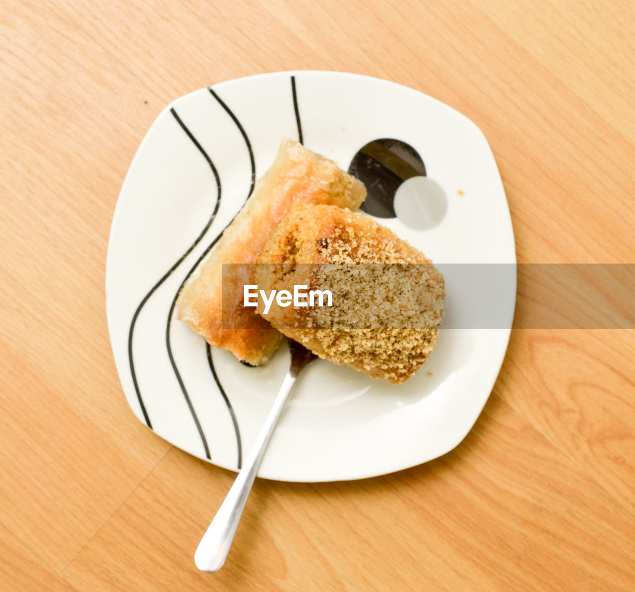 HIGH ANGLE VIEW OF DESSERT IN PLATE