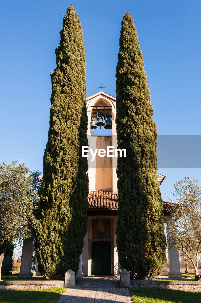 LOW ANGLE VIEW OF HISTORICAL BUILDING AGAINST SKY