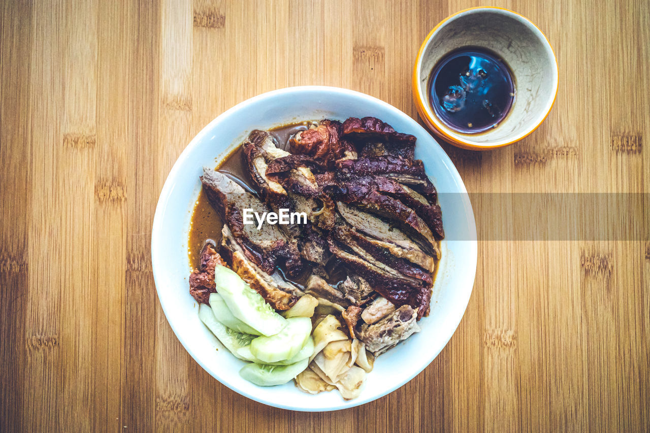 HIGH ANGLE VIEW OF MEAL SERVED IN BOWL