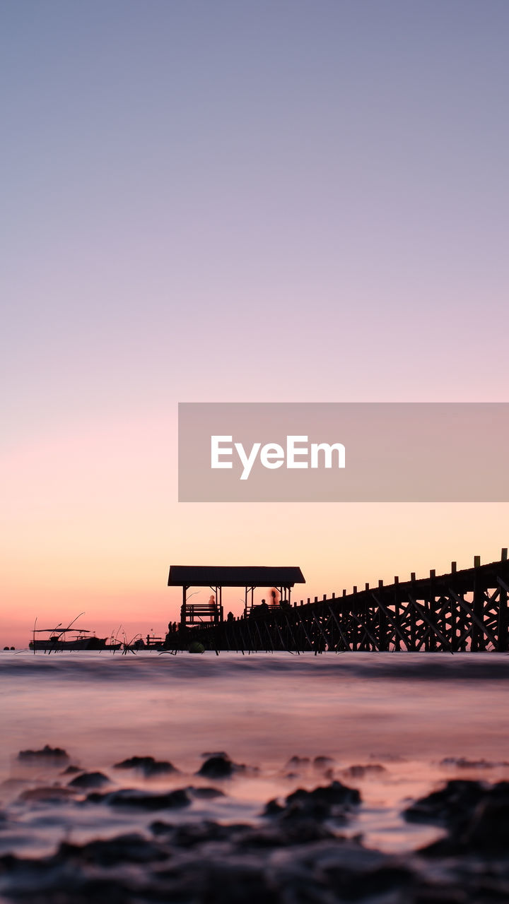 VIEW OF SEA AGAINST CLEAR SKY DURING SUNSET