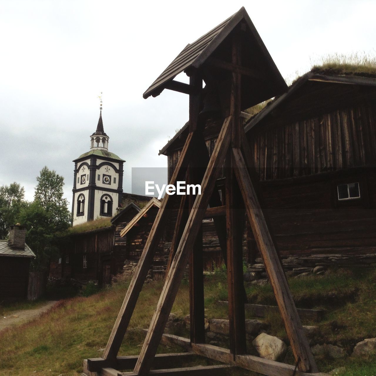 LOW ANGLE VIEW OF OLD BUILDING