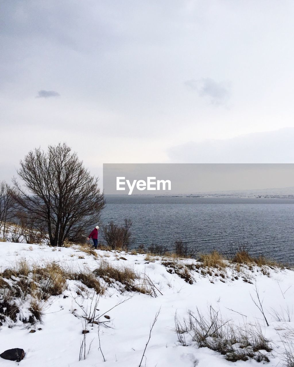 SCENIC VIEW OF SNOW COVERED LANDSCAPE AGAINST SKY