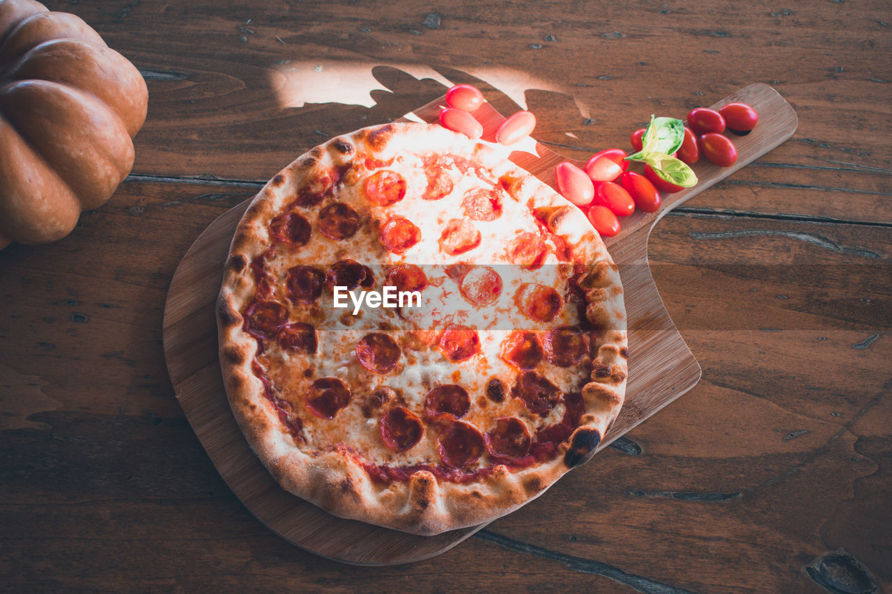 HIGH ANGLE VIEW OF ICE CREAM ON TABLE