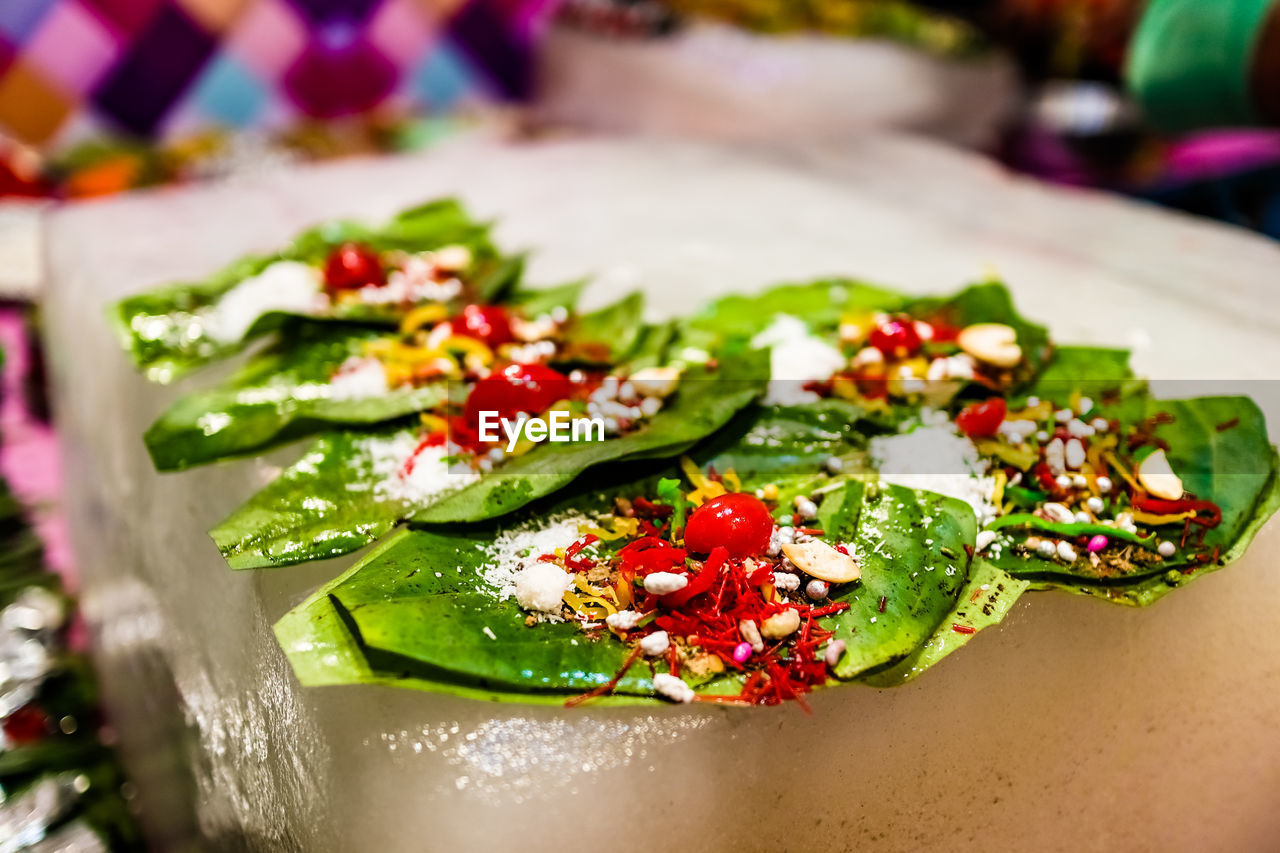 CLOSE-UP OF FRESH FOOD IN PLATE