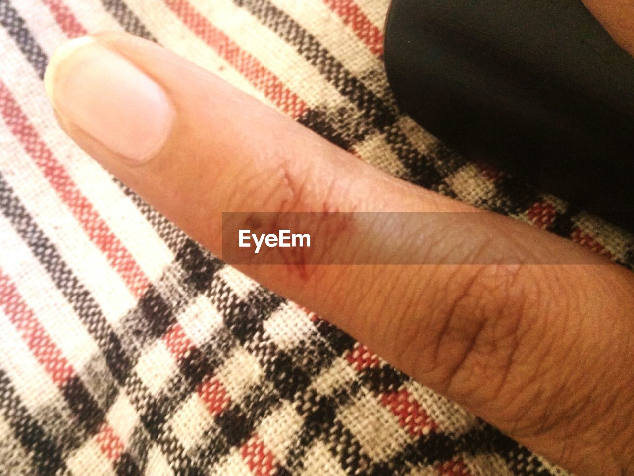 CROPPED IMAGE OF HAND