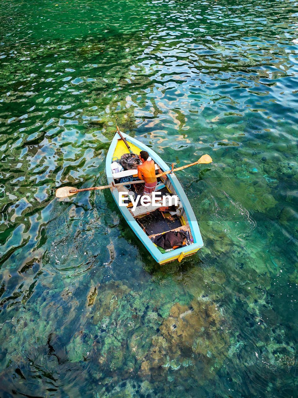 HIGH ANGLE VIEW OF BOAT FLOATING ON WATER