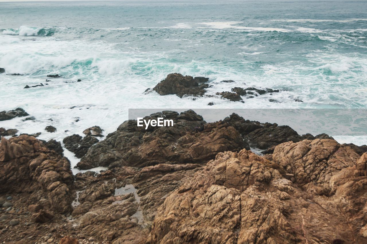 HIGH ANGLE VIEW OF ROCKY BEACH