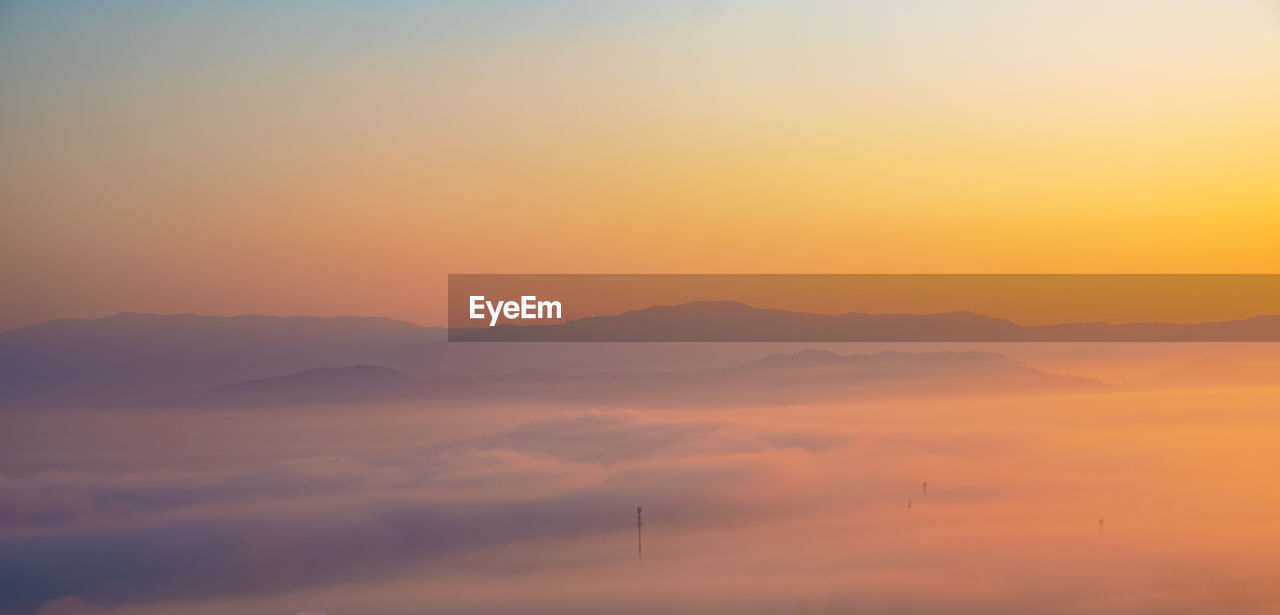 SCENIC VIEW OF SILHOUETTE MOUNTAIN AGAINST SKY DURING SUNSET