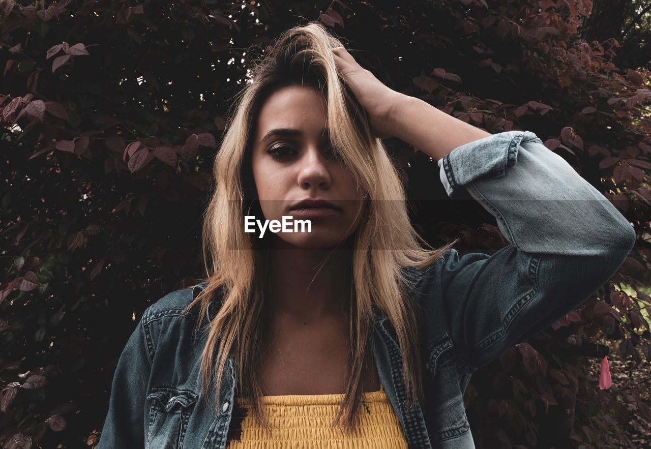 PORTRAIT OF A BEAUTIFUL YOUNG WOMAN WITH HANDS