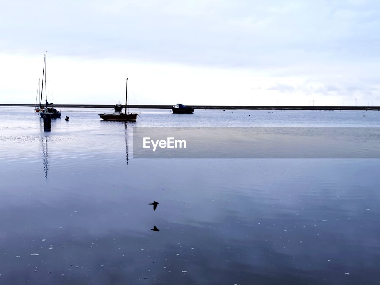 SAILBOAT IN SEA AGAINST SKY