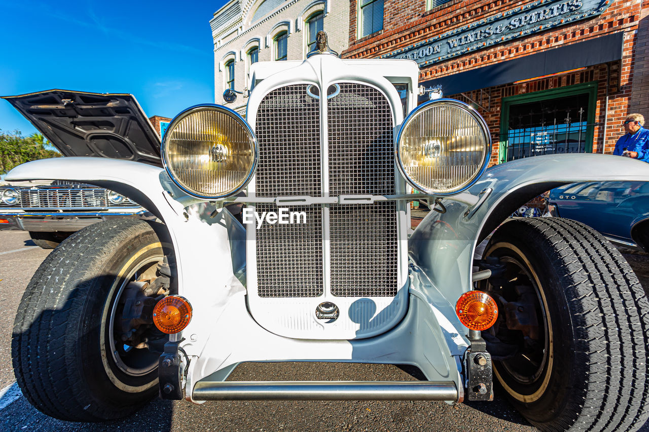car, vehicle, mode of transportation, land vehicle, transportation, motor vehicle, antique car, vintage car, retro styled, automobile, touring car, headlight, architecture, city, luxury vehicle, blue, hot rod, wheel, street, day, the past, history, no people, metal, outdoors