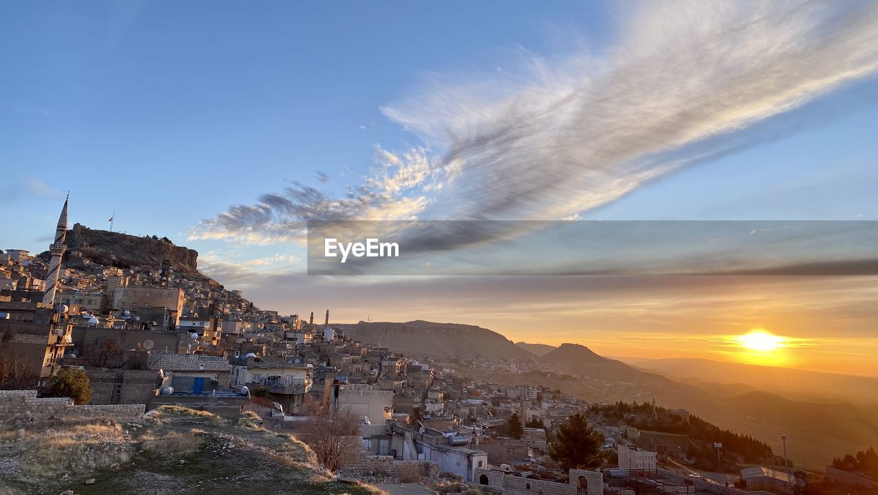 HIGH ANGLE VIEW OF TOWNSCAPE AGAINST SKY