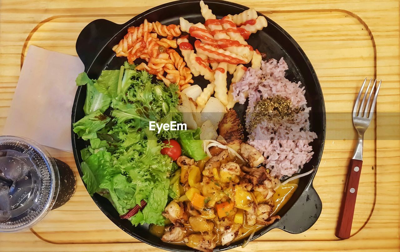 HIGH ANGLE VIEW OF FOOD ON TABLE