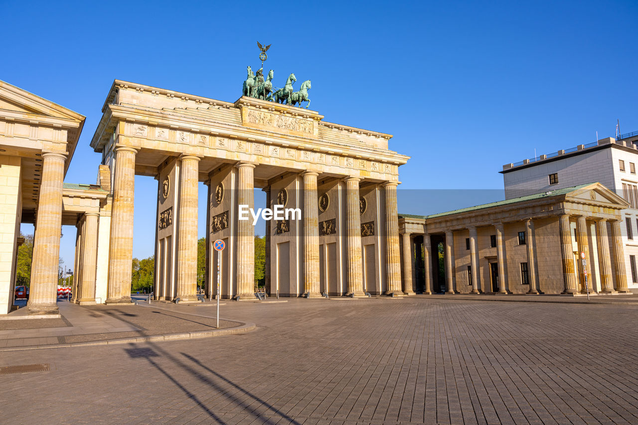 The famous brandenburger tor in berlin early in the morning with no people