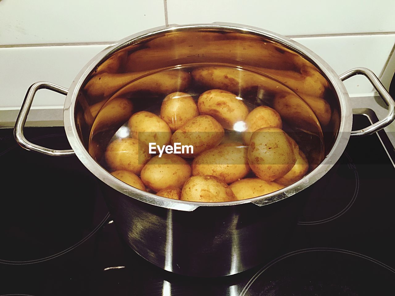 CLOSE-UP OF PREPARING FOOD ON TABLE