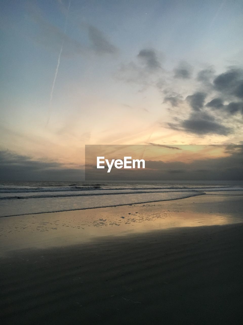 SCENIC VIEW OF SEA AGAINST SKY AT SUNSET