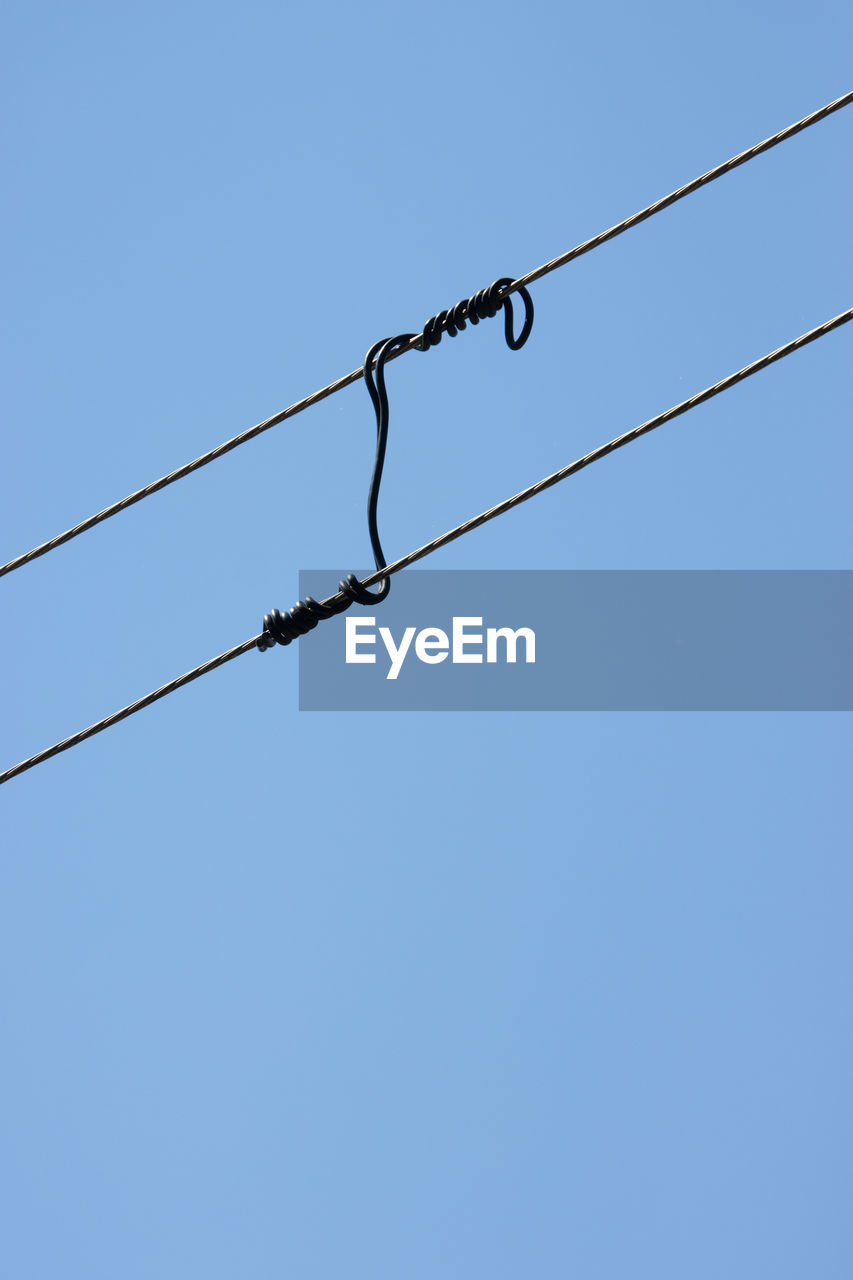 cable, sky, blue, line, clear sky, electricity, no people, copy space, low angle view, power line, nature, technology, telephone line, outdoor structure, power supply, overhead power line, day, wire, outdoors, mast, communication, hanging, sunny, power generation, animal, street light