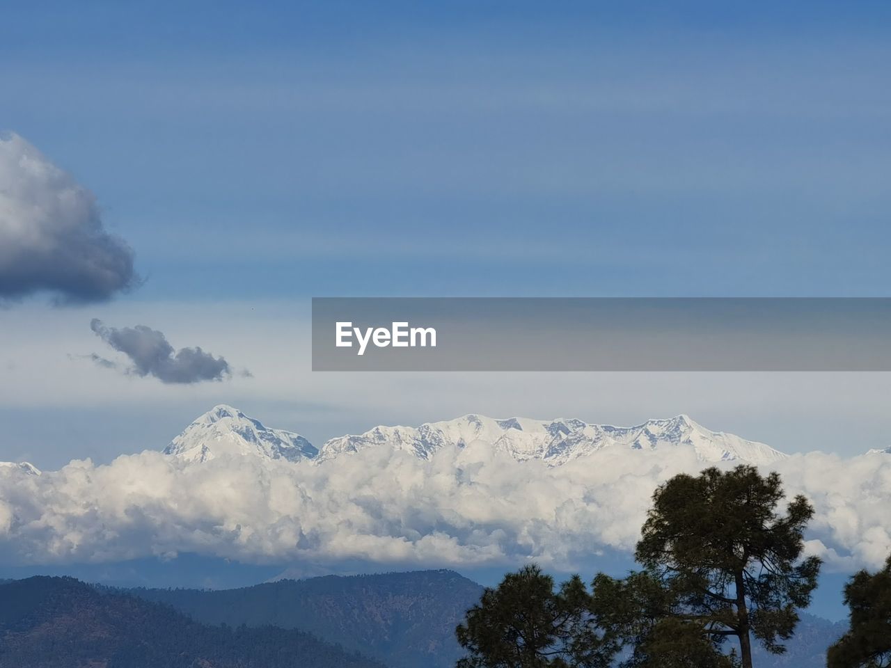 The greater himalayas including different peaks kedarnath, nanda devi and trishul peaks can be seen