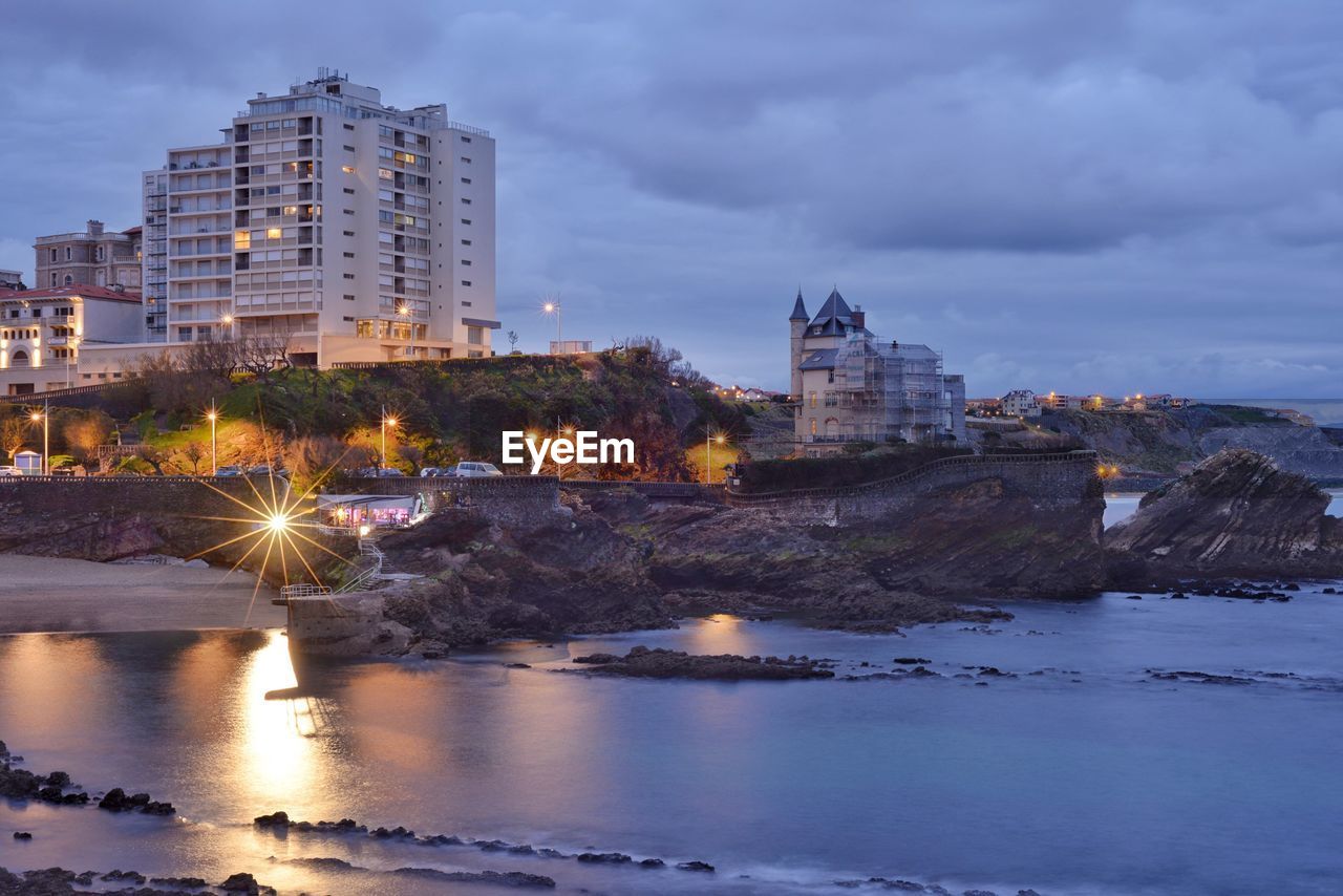 VIEW OF CITY AT WATERFRONT