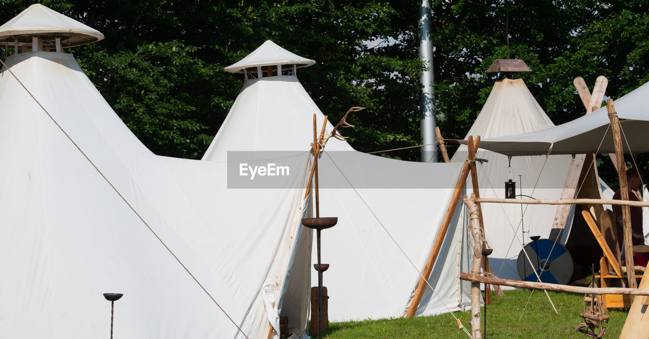 LOW ANGLE VIEW OF TENT ON BUILDING