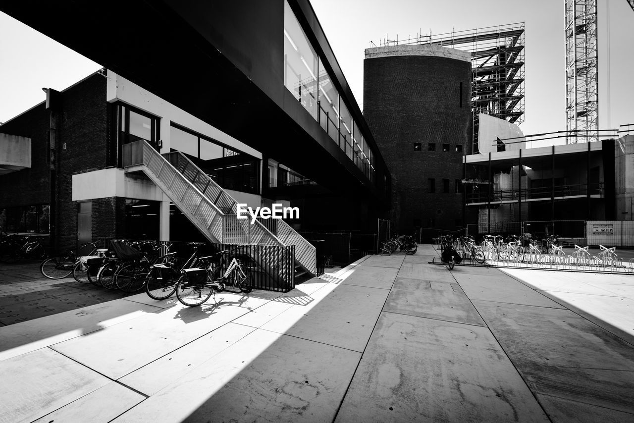 FOOTPATH AMIDST BUILDINGS IN CITY