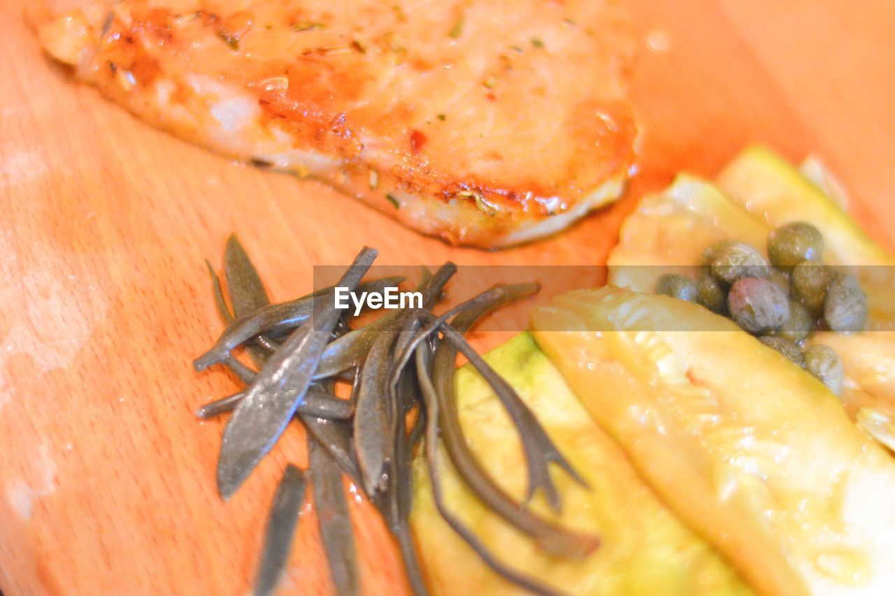 HIGH ANGLE VIEW OF FISH IN CONTAINER