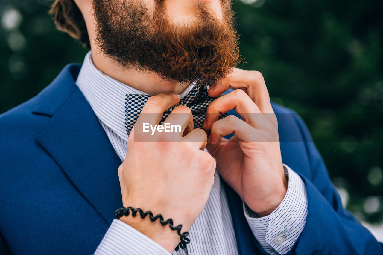 CROPPED IMAGE OF MAN HOLDING CAMERA