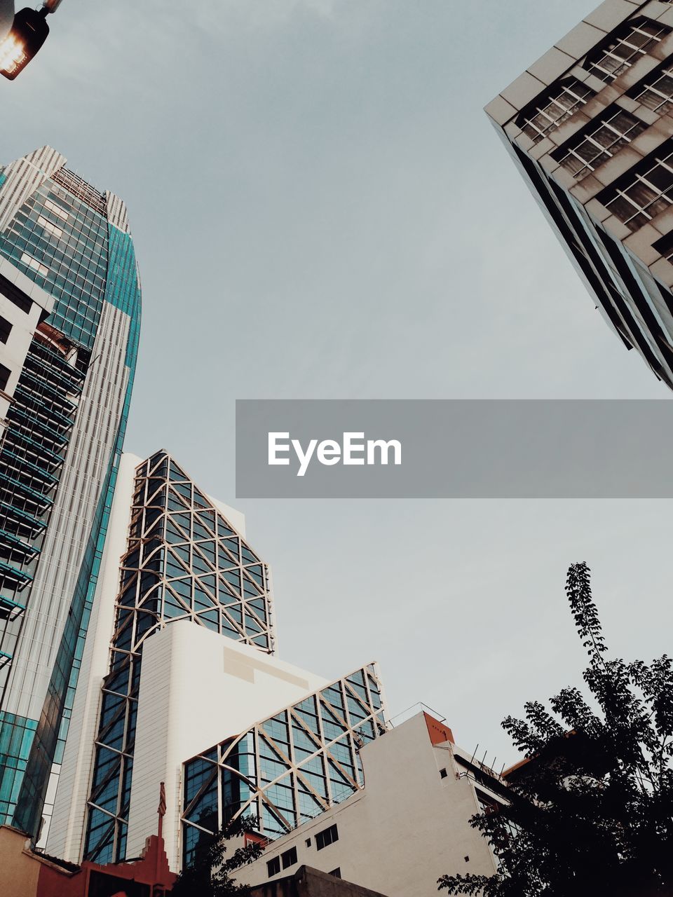 LOW ANGLE VIEW OF MODERN BUILDINGS IN CITY AGAINST SKY